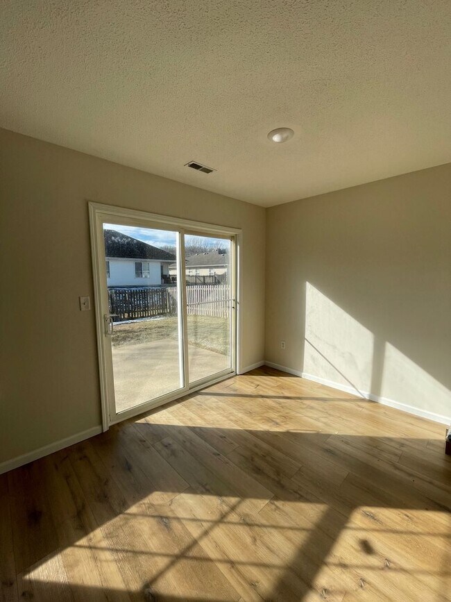 Building Photo - 4 bed 2.5 bath home in quiet Seven Oaks Subdivision