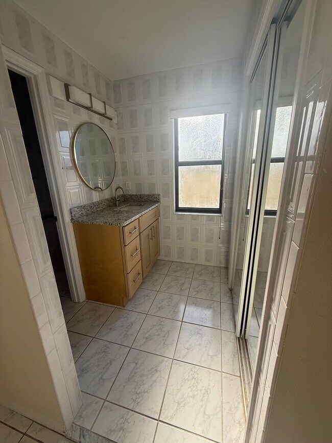 Building Photo - 8102 Ibiza Ct S