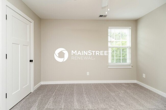 Building Photo - 4 Bedroom Pet-Friendly Home in Murfreesbor...