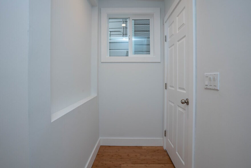 Building Photo - 1461 Thomas Ave