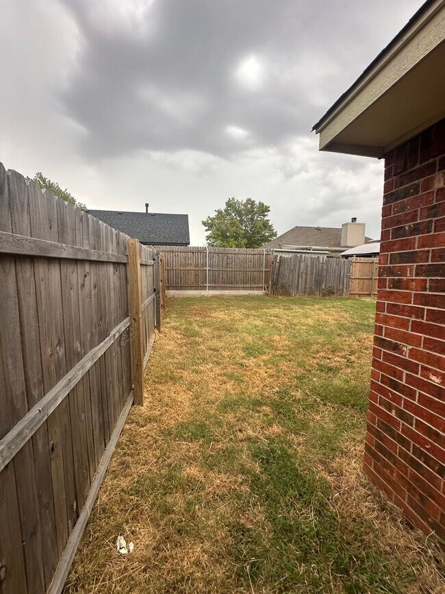 Building Photo - 2504 Thomas Dr