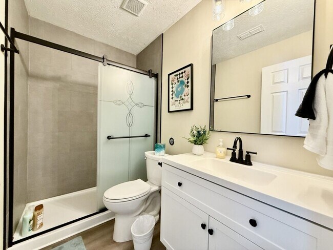 Building Photo - Freshly Renovated Home With Man Cave In Trenton OH