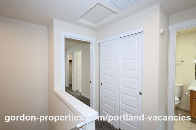 Building Photo - SE 121st Ave- 3 bedroom townhome with gas fireplace