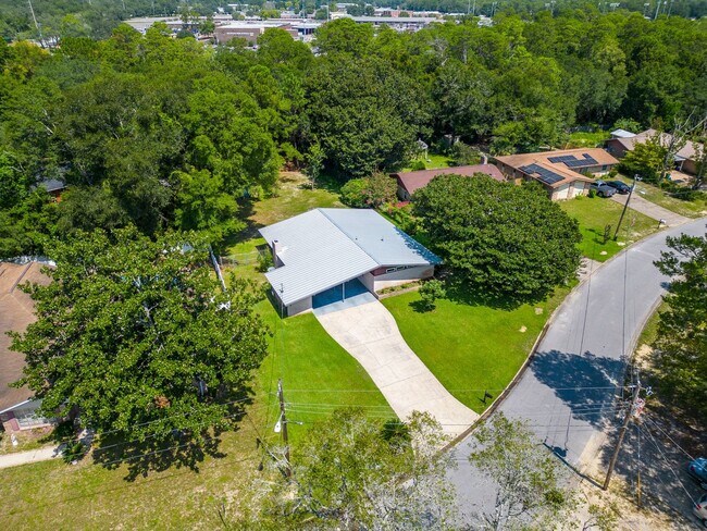 Building Photo - 3 Bedroom in the Heart of Niceville!
