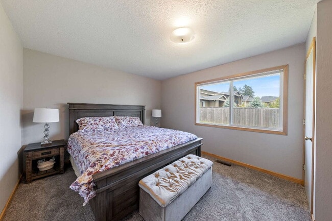 Building Photo - Charming 3-Bedroom Home with 2 Full Baths ...