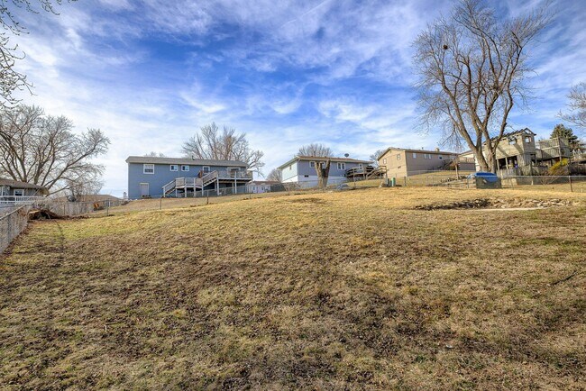 Building Photo - Conveniently Located 3 Bedroom Bellevue Home!!