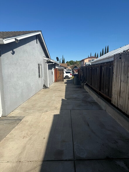 Building Photo - 4981 Dawson Dr