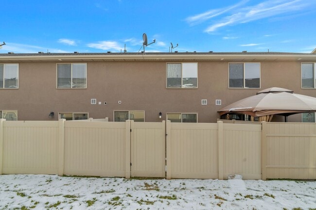 Building Photo - Amazing 2 Bed - 2.5 Bath Townhome in West Haven! Available NOW!