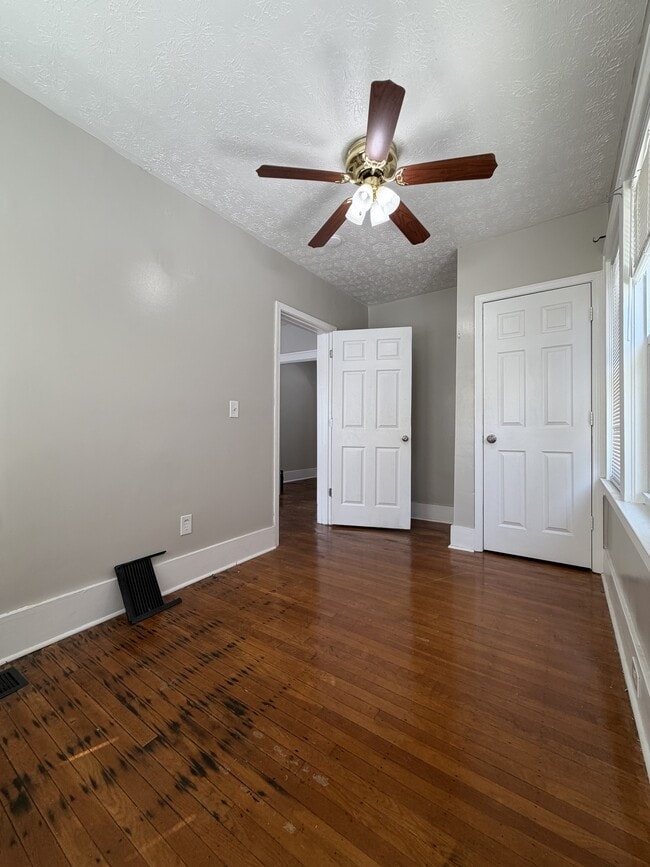 Building Photo - 724 S 38th St