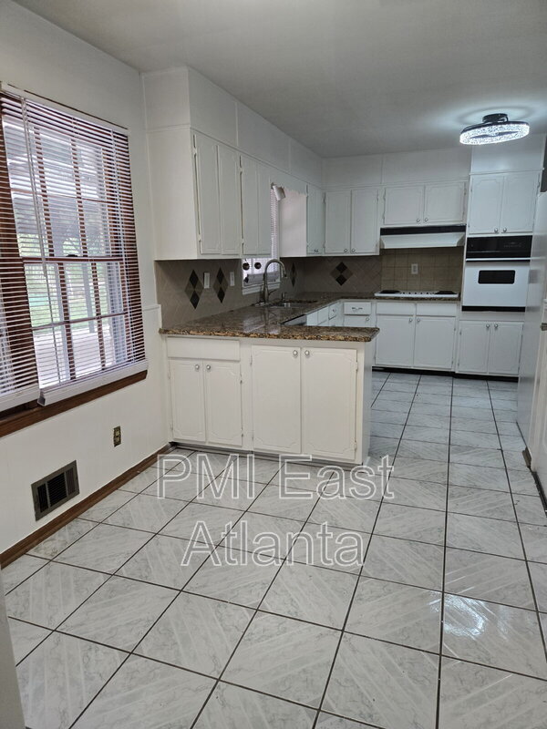 Building Photo - 3622 Kings Park Way