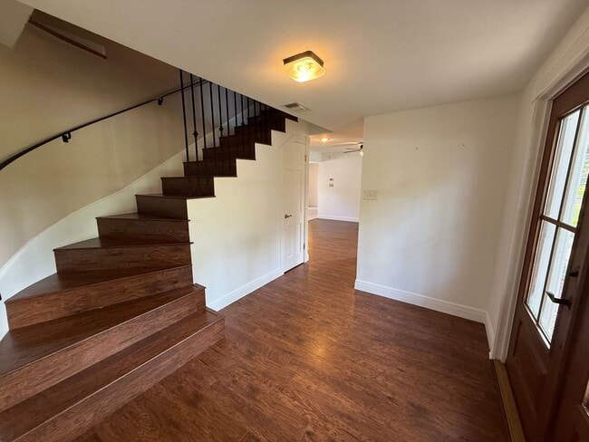 Building Photo - 905 Poinciana Dr