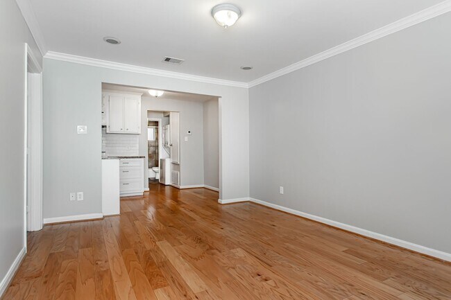 Building Photo - 2 Bedroom, 2 Bath Apartment in Munger Place!