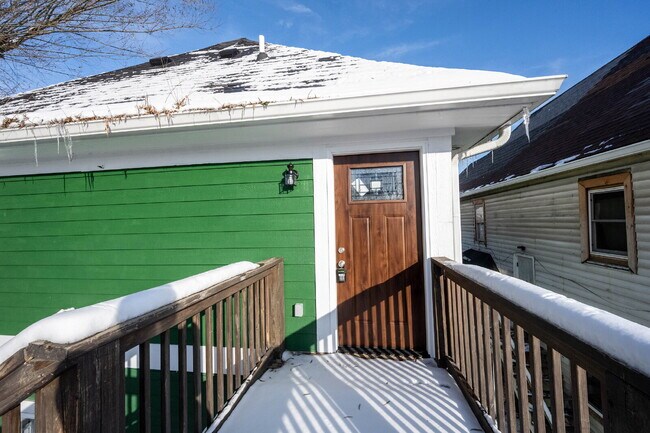 Building Photo - "Spacious 3-Bedroom Duplex on East Washington Street with 3 Full Baths – Ideal Living in Indianap...