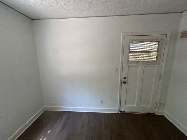 Building Photo - 823 S Kilbourne Rd