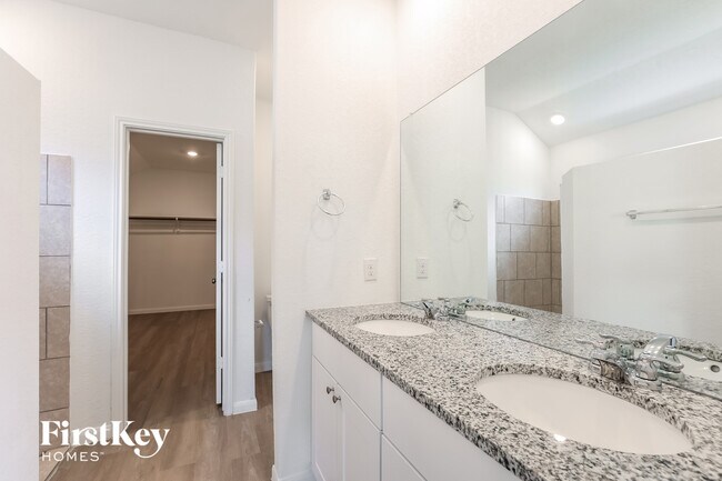 Building Photo - 10719 Vinateros Dr