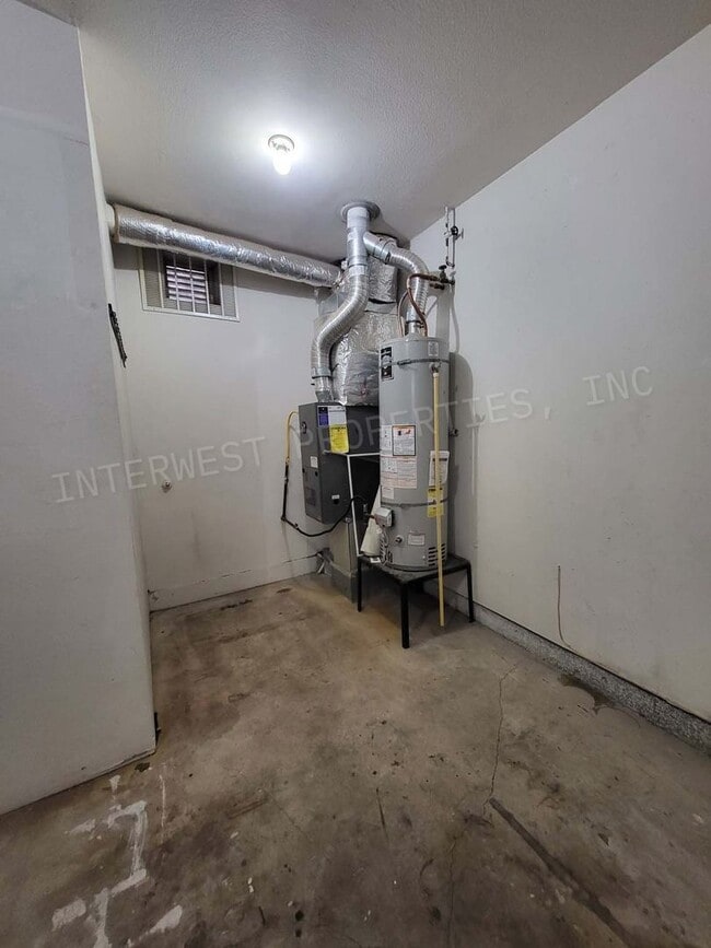 Building Photo - 3bd 2 ba Townhouse w/Washer/Dryer in Unit, Yard and Garage!