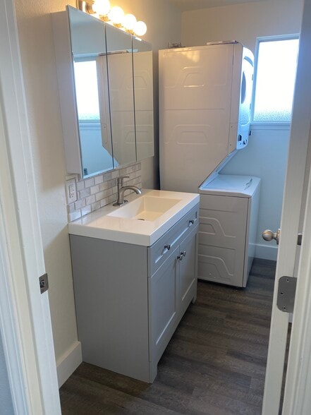 Washer dryer included - 615 NW Fenton St
