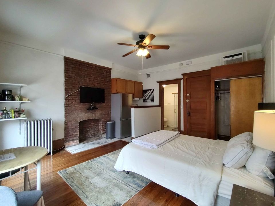 Building Photo - 556 W 161st St