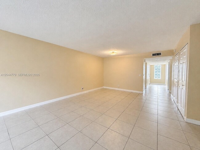 Building Photo - 405 Lakeview Dr
