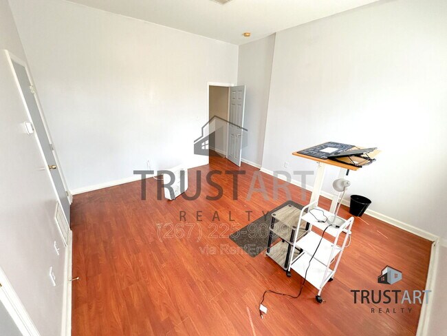 Building Photo - 2254 N Park Ave