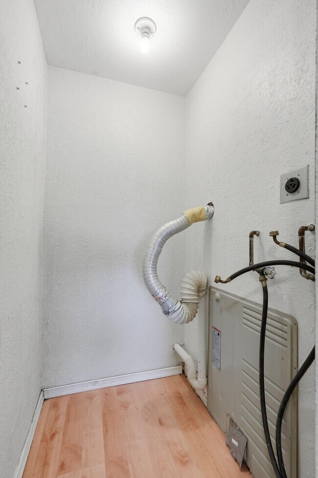 Building Photo - 430 Commodore Dr