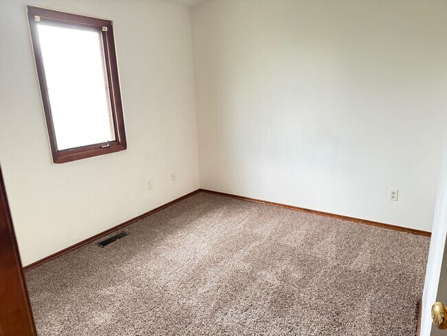 Building Photo - Recently refurbished 3 BR home in Normal