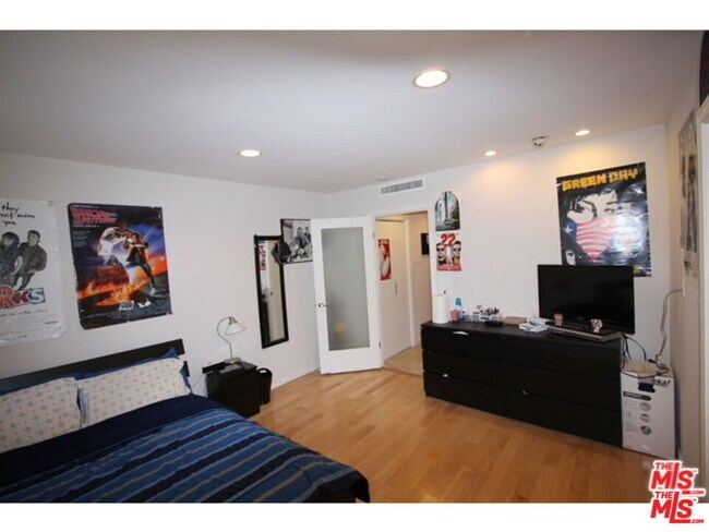 Building Photo - 2160 Century Pk E