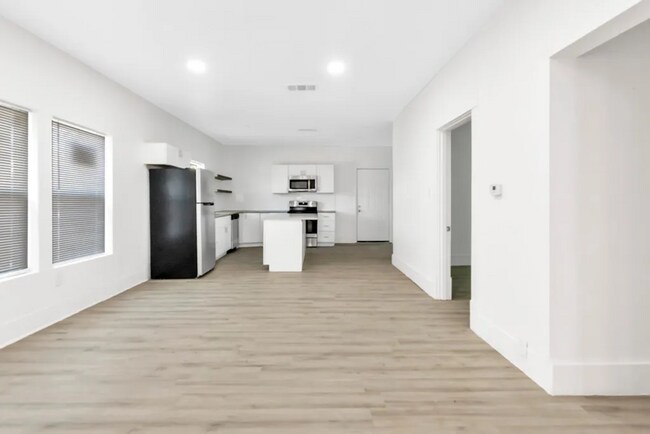 Building Photo - 2105 Walnut St