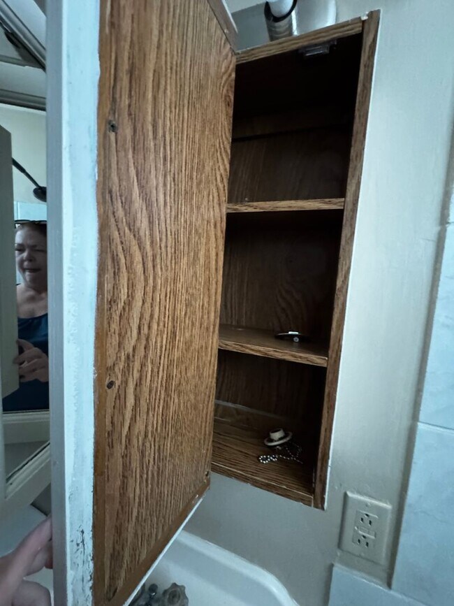 Building Photo - Charming and spacious Needles HOME