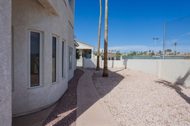 Building Photo - 2320 Snead Dr