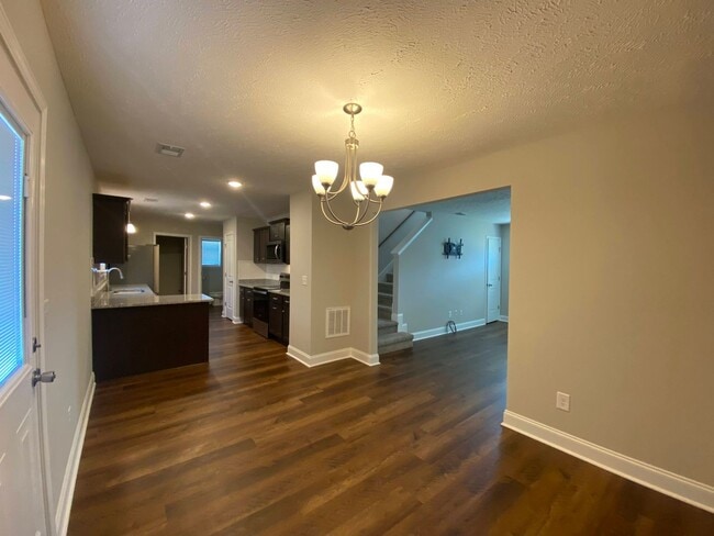 Building Photo - 1008 Berra Dr