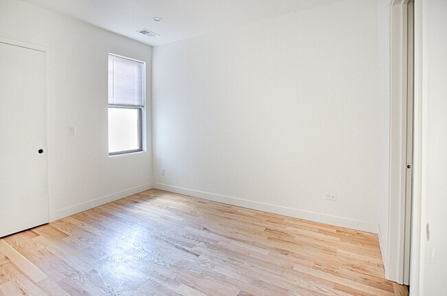 Building Photo - Amazing 2 Bed/2 Bath Apartment in prime Li...