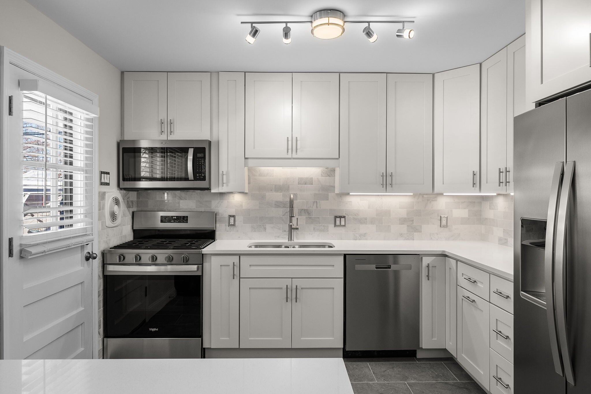 Building Photo - 235 W Washington Ave