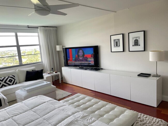 Building Photo - 10000 W Bay Harbor Dr