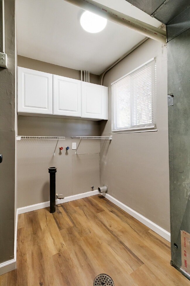 Building Photo - Charming & Modern 3 Bed / 1 Bath Home in F...