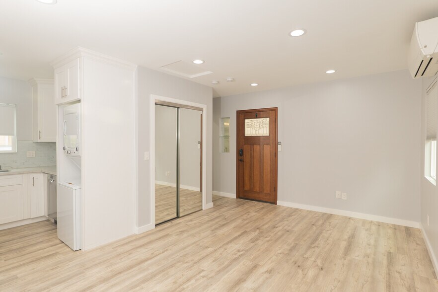 Building Photo - 5182 Canoga Ave