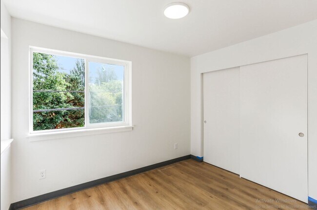 Building Photo - Spacious Townhome – Husky now leasing!