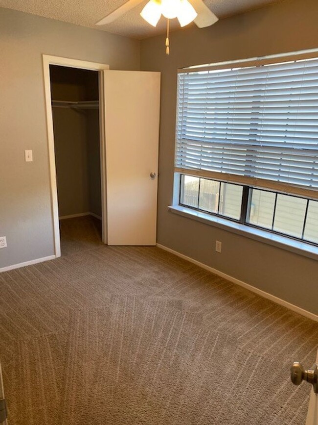 Building Photo - 3 bedroom 2 bathroom condo by UNT