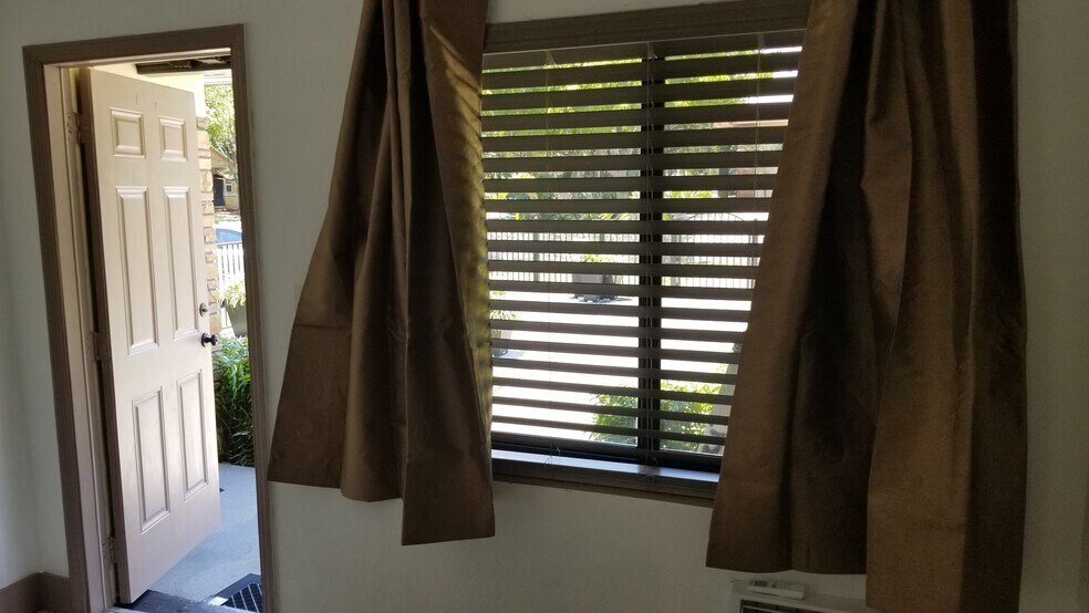 Building Photo - 1952 Madison St