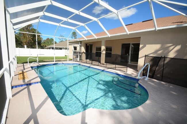 Building Photo - Pool Home with 4 bed, 2 bath located in Se...