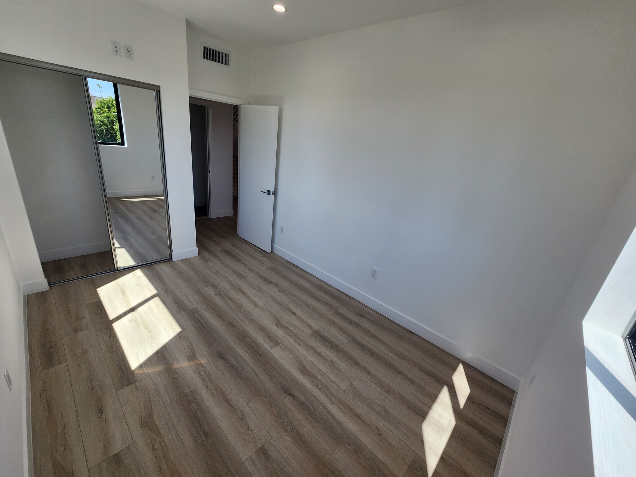 Building Photo - 6061 Fulton Ave