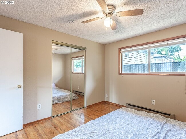 Building Photo - Bright Interior with Generous Bedroom Space – Includes Washer and Dryer