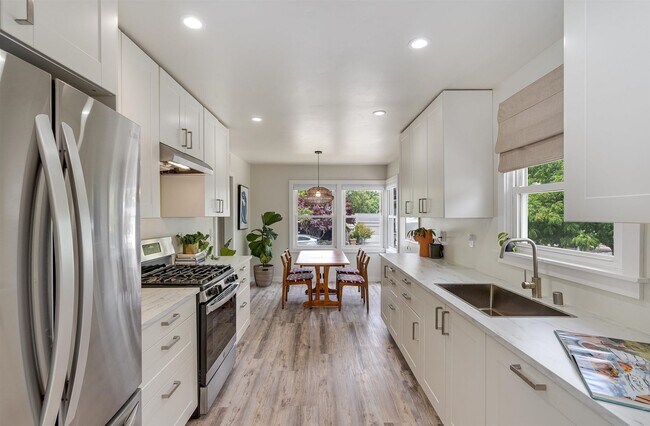 Building Photo - Alta Heights Beautifully Renovated Cottage