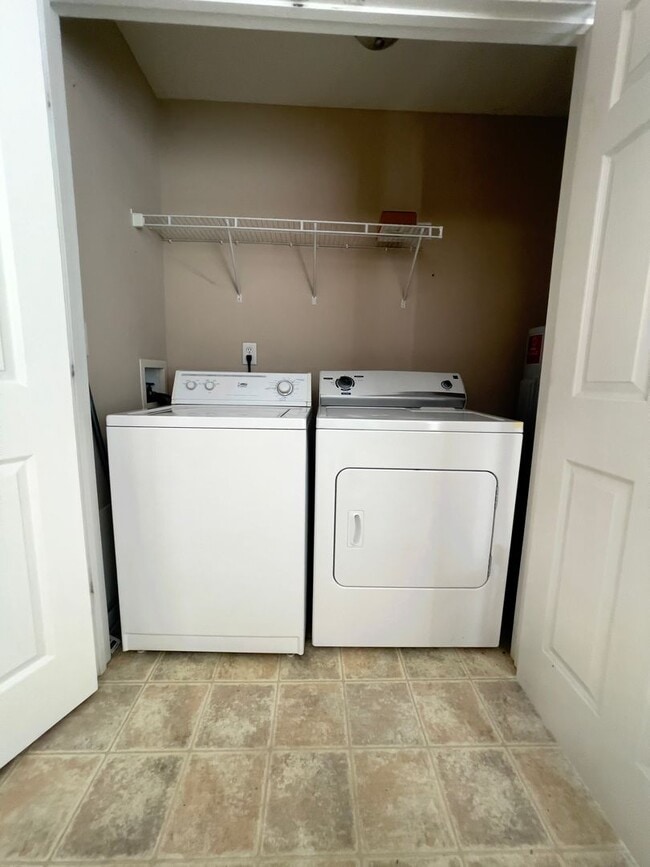 Building Photo - Roommate friendly floorplan minutes from downtown