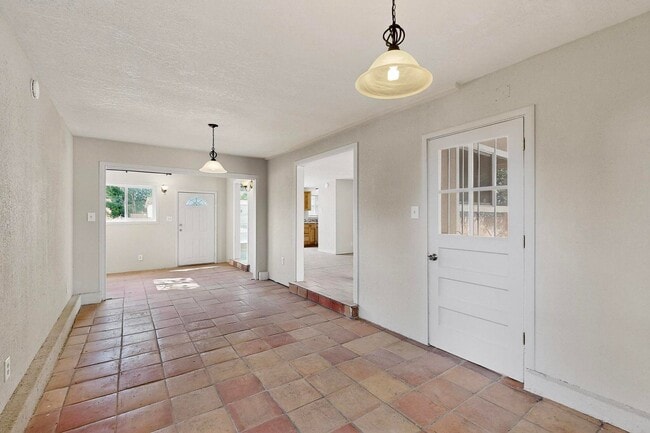Building Photo - NE 3 bedroom 1 bath 1348/sf