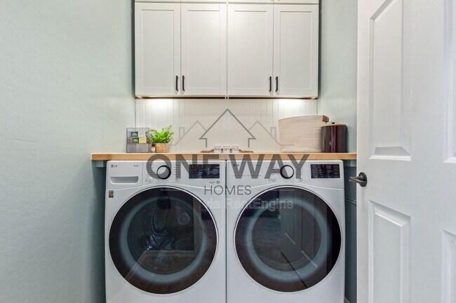 Building Photo - 543 S Wildrose