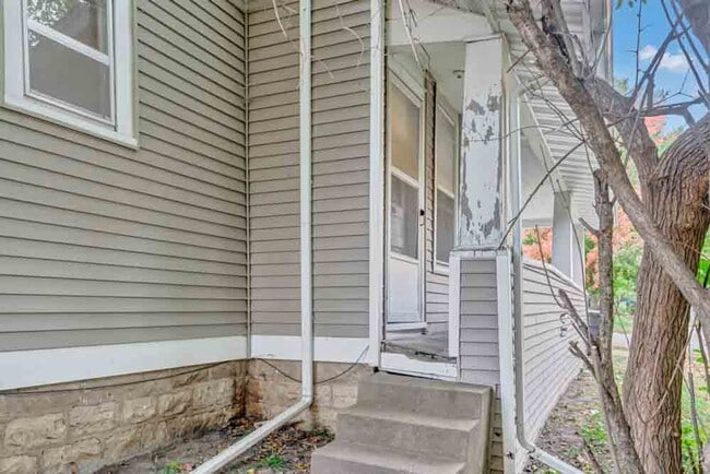 Building Photo - 1120 1/2 Washington St