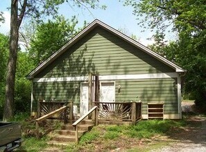 Building Photo - 4 Bedroom Duplex with Granite Countertops ...