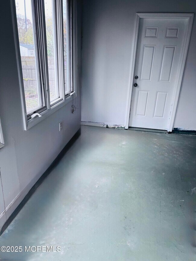 Building Photo - 891 Raleigh Dr