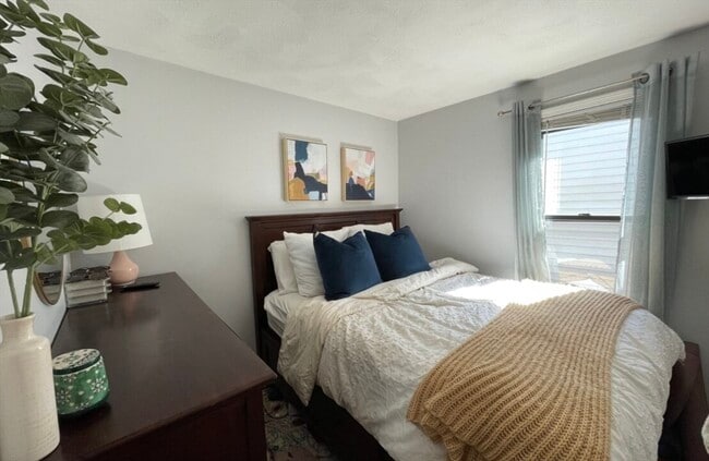 Building Photo - 104 H St